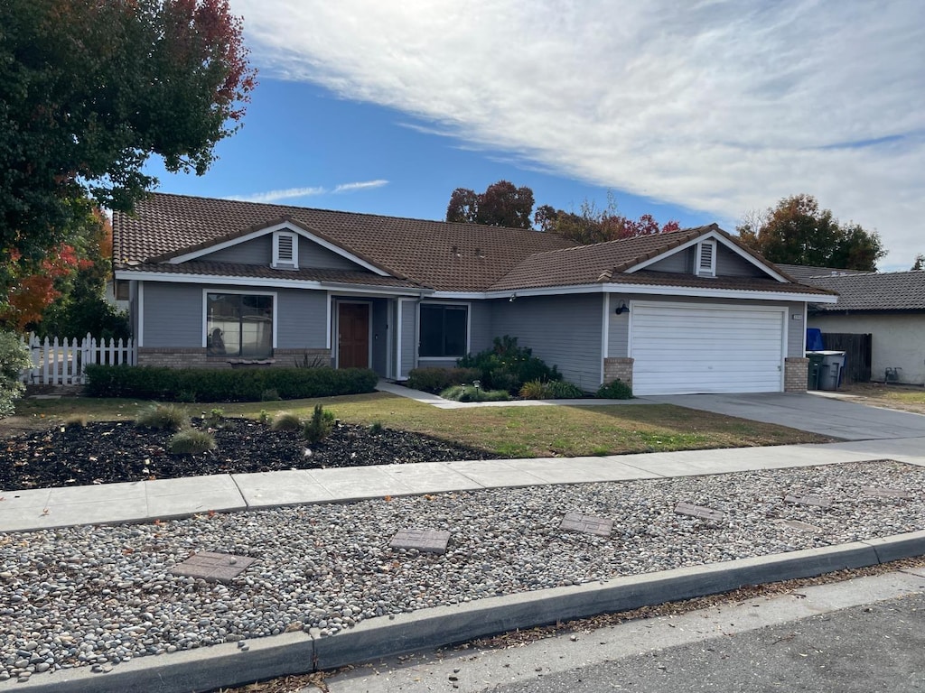 2586 Barstow Ave, Clovis, CA 93611 - ranch-style house with a garage