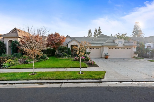 view of front facade featuring a front yard and a garage