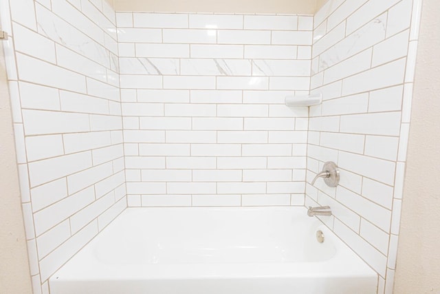 bathroom featuring tiled shower / bath