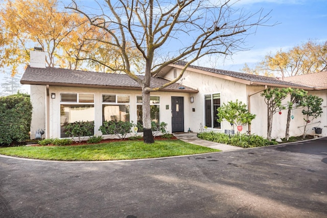 view of front facade featuring a front yard