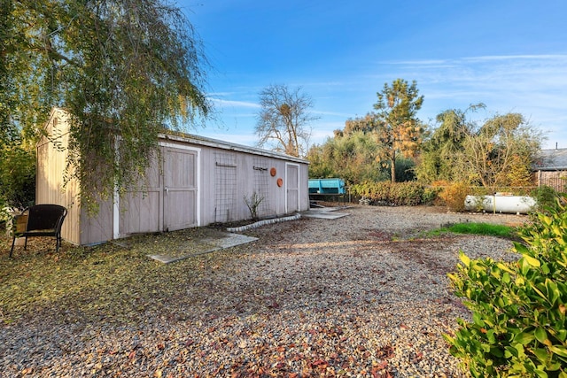 view of yard featuring an outdoor structure