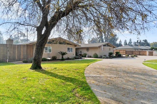 5870 E Midwick Ln, Fresno, CA 93727 - view of front facade featuring stucco siding and curved driveway
