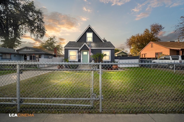 view of front of property featuring a lawn