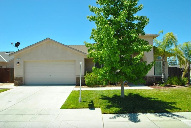 view of front of house featuring a front lawn and a garage