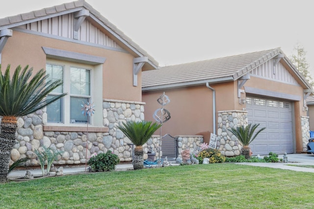 view of side of property featuring a lawn and a garage