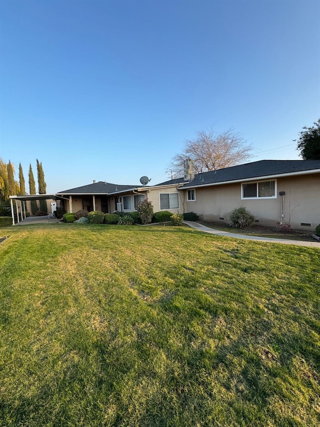 single story home featuring crawl space, stucco siding, and a front yard