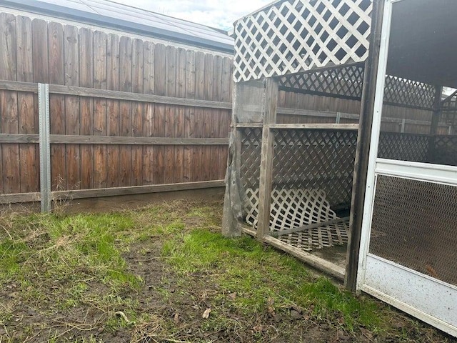 view of yard with an outdoor structure