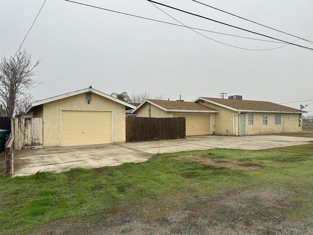 view of front of house featuring a front yard and a garage