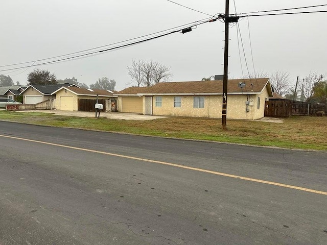 view of front of home featuring a garage and a front lawn