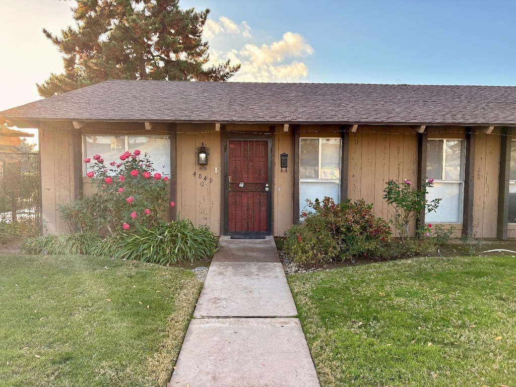 view of front of house with a front yard