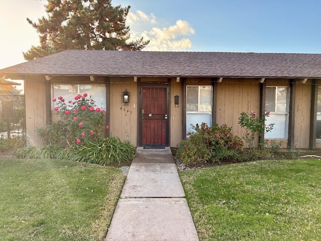 view of front of house with a front yard