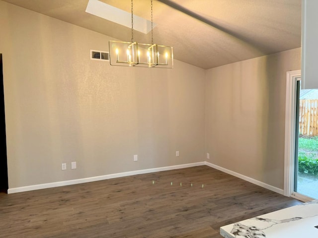 empty room with dark wood-style floors, baseboards, visible vents, and an inviting chandelier