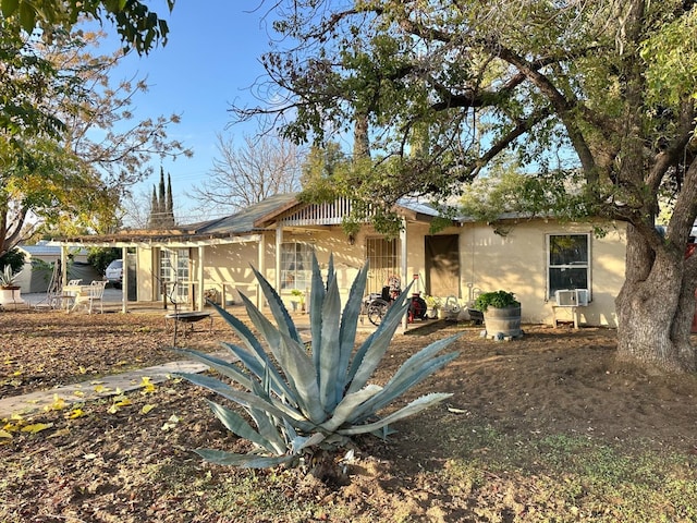 1554 W Thomas Ave, Fresno, CA 93728 - view of front facade with stucco siding, cooling unit, and a patio