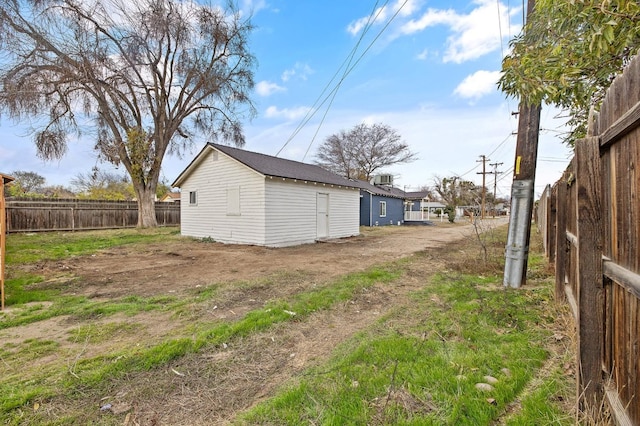 view of yard featuring an outdoor structure