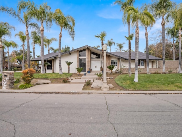 view of front of property featuring a front lawn