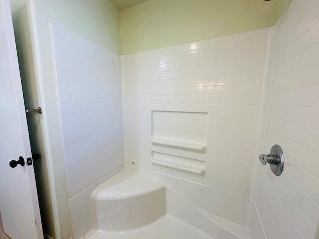 975 N Princeton Ave, Coalinga, CA 93210 - bathroom featuring walk in shower