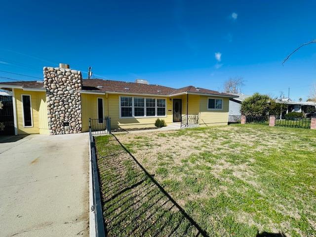 975 N Princeton Ave, Coalinga, CA 93210 - ranch-style house with a front lawn