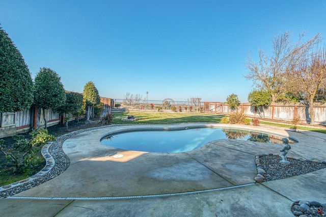 view of swimming pool