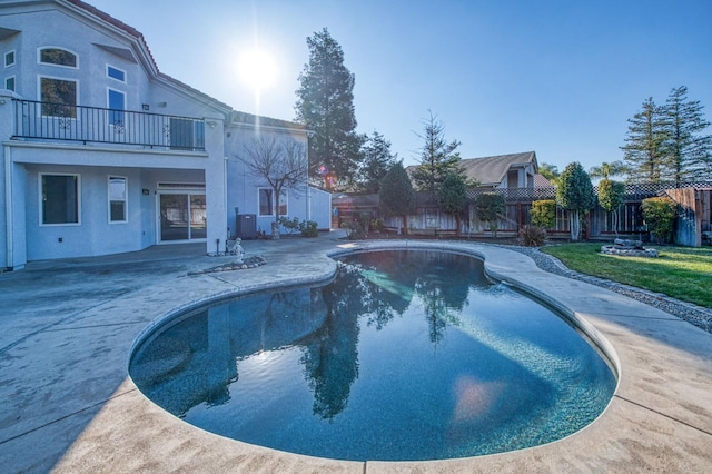 view of swimming pool featuring a patio