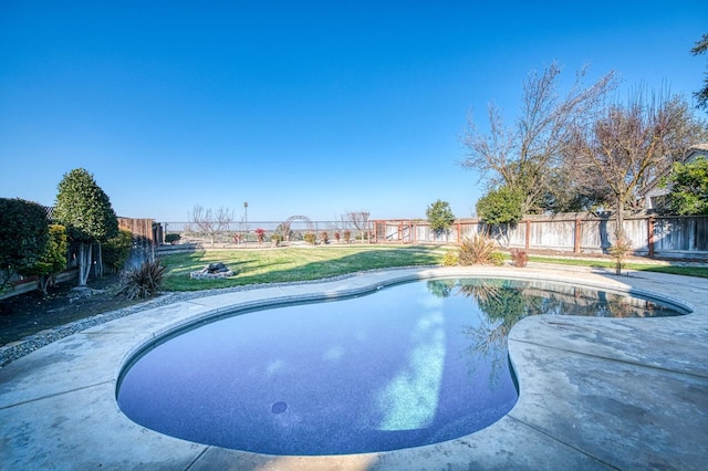 view of pool featuring a lawn