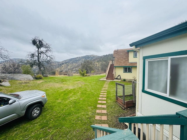 view of yard featuring a mountain view