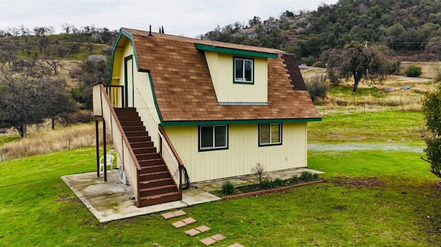 back of house featuring a yard