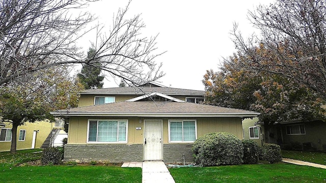 view of front of property with a front yard