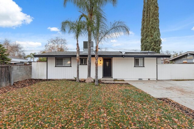 single story home featuring a front yard