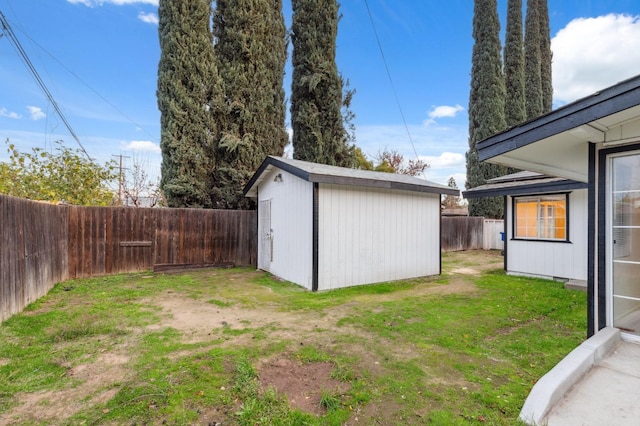 view of yard featuring a shed