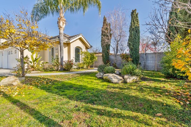 view of front facade featuring a front lawn and a garage