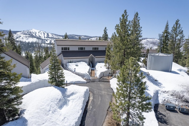 view of front of house featuring a mountain view