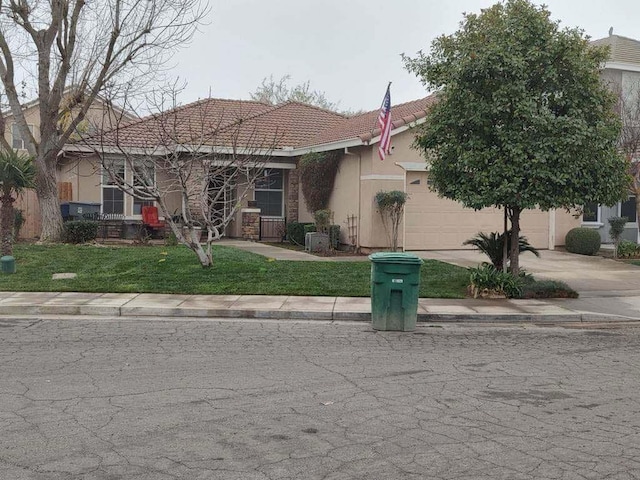 view of front of home with a front lawn