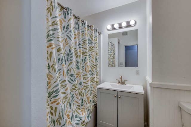 bathroom with a shower with curtain, vanity, and toilet