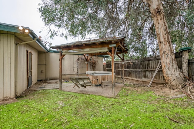 view of yard with a hot tub