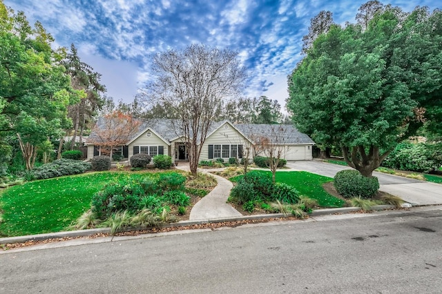 view of front of home featuring a front yard and a garage