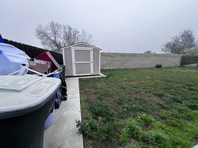 view of yard with a shed