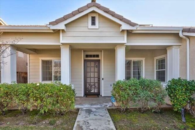 entrance to property featuring covered porch