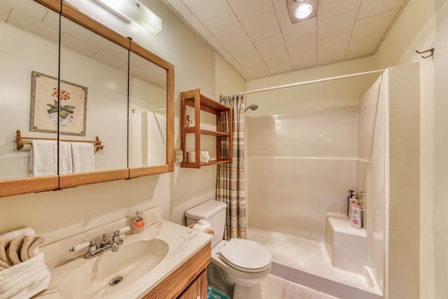 bathroom with a shower with shower curtain, vanity, and toilet