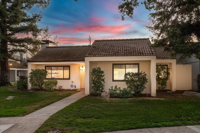 view of front of property featuring a lawn