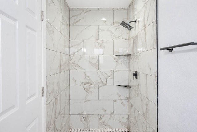 bathroom featuring a tile shower