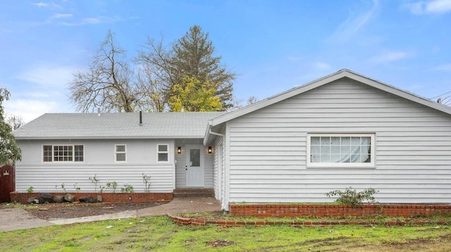 ranch-style home featuring a front lawn