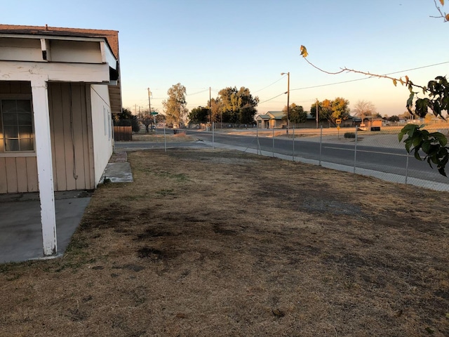 view of yard at dusk