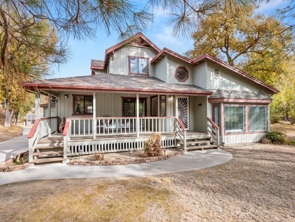 view of front of property featuring covered porch