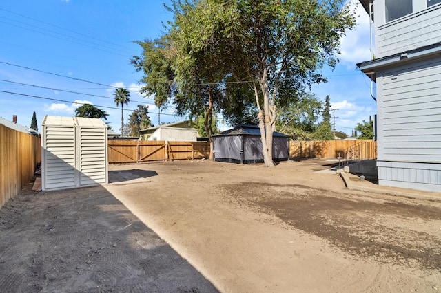 view of yard featuring a storage unit