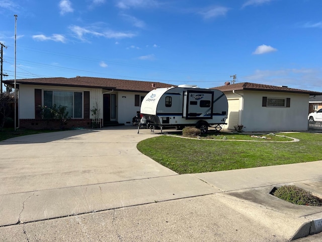 view of front of property featuring a front yard