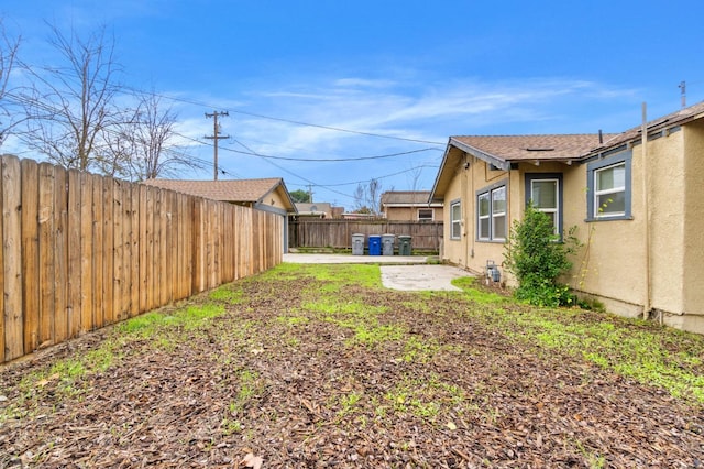 view of yard featuring a patio area