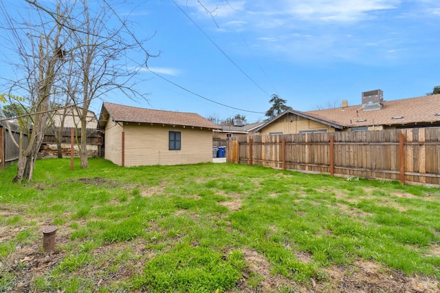 view of yard featuring an outbuilding