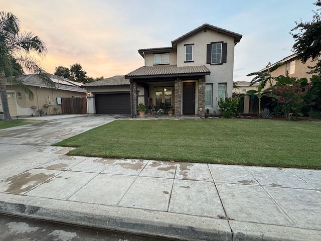 view of front of house featuring a lawn