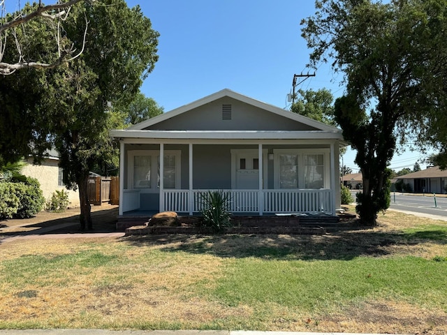 view of front of house featuring a front lawn