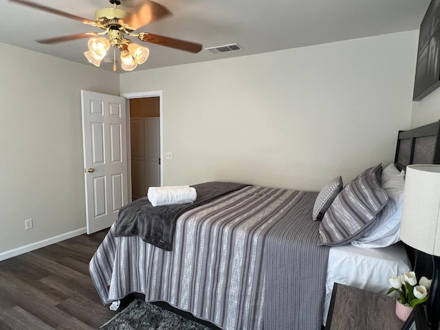 bedroom with dark wood-style floors, baseboards, visible vents, and ceiling fan